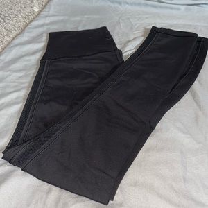 SIZE 2 LULULEMON LEGGINGS WITH MESH DOWN THE SIDES